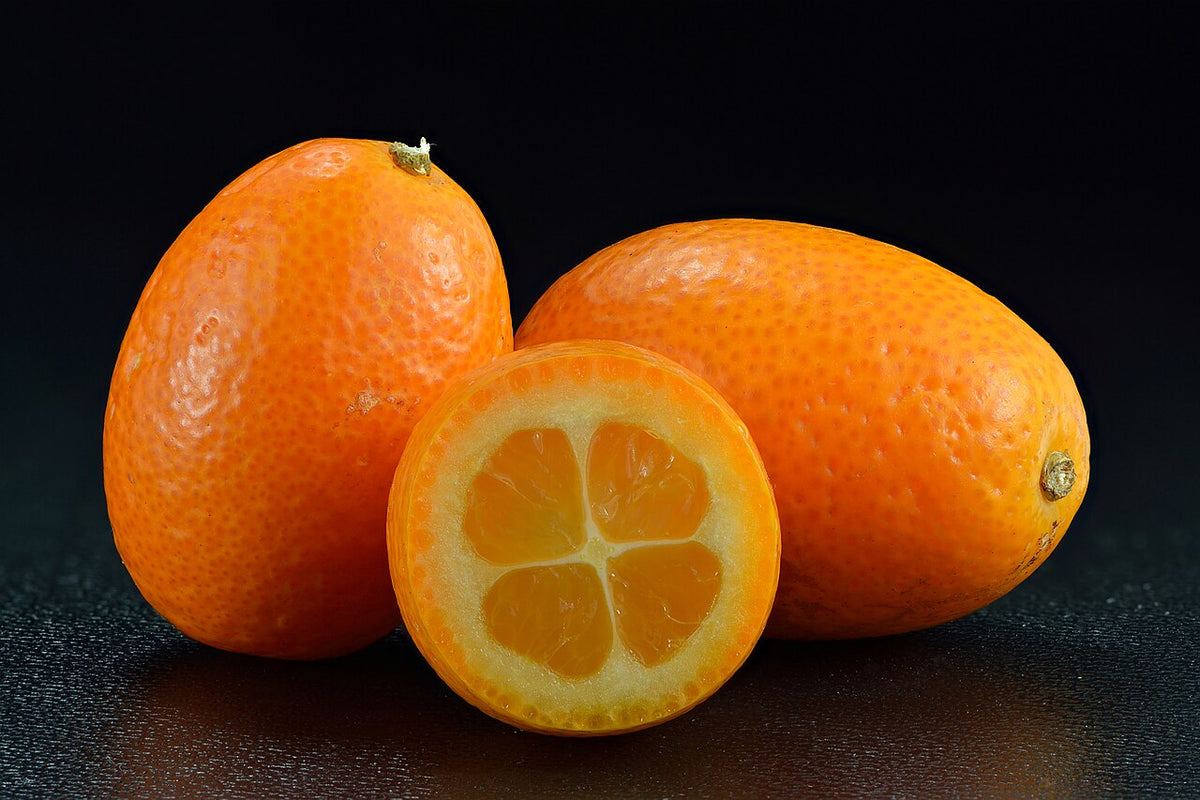 Kumquats entiers et coupés