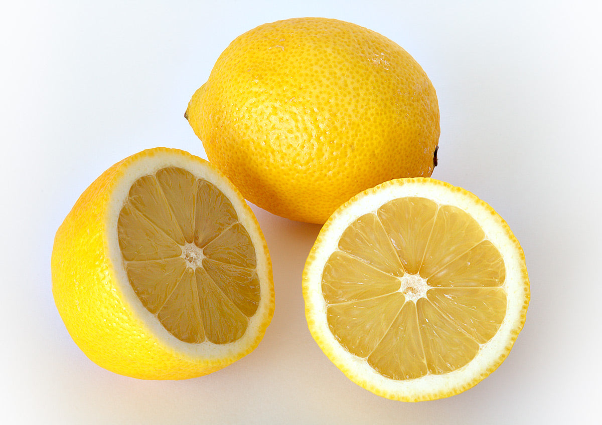 Citrons entiers et coupés
