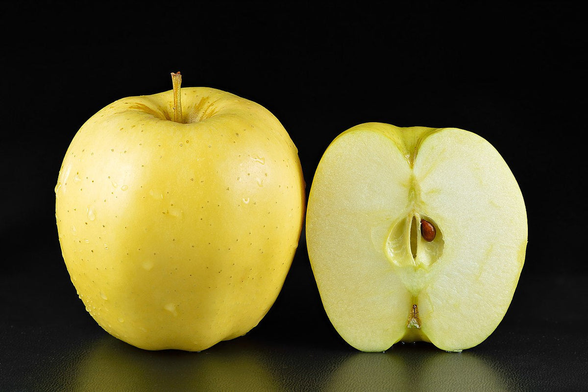 Pomme Golden entière et coupée