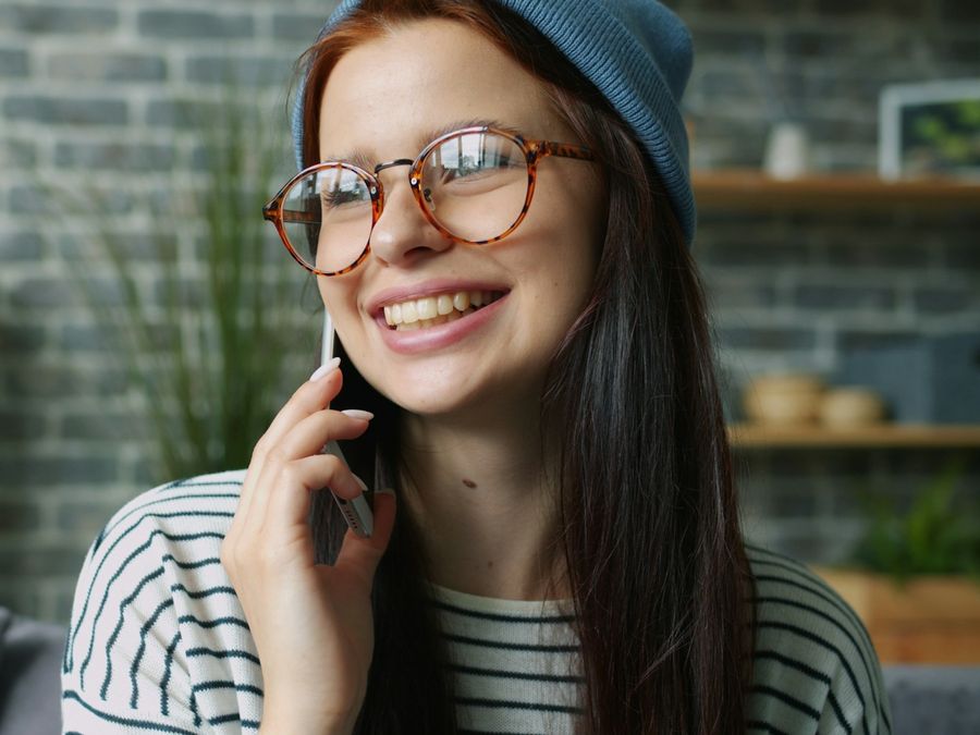 امرأة مبتسمة تتحدث في الهاتف